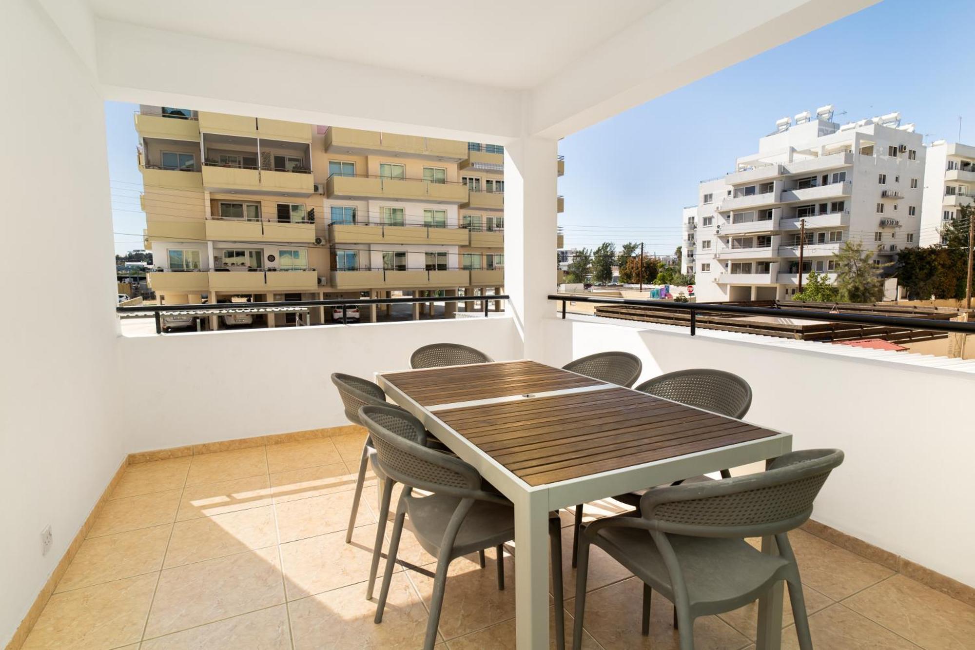 Olivia Mackenzie 2 Bedroom Flat With Pool Larnaca Eksteriør billede